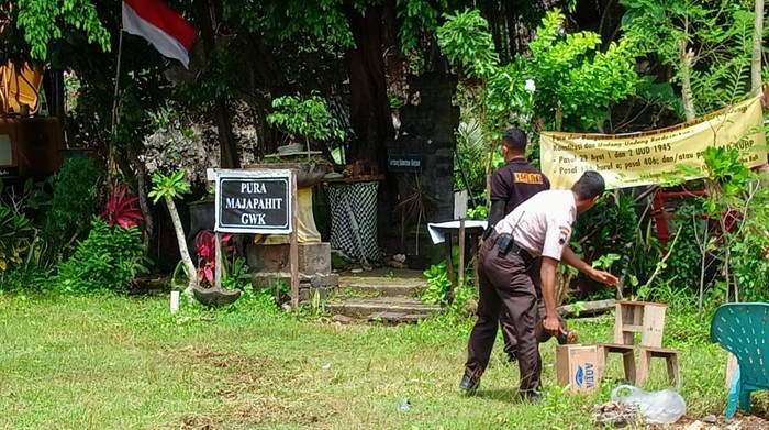 Suasana pembongkaran pura Majapahit GWK, Kamis (6/4/2023).