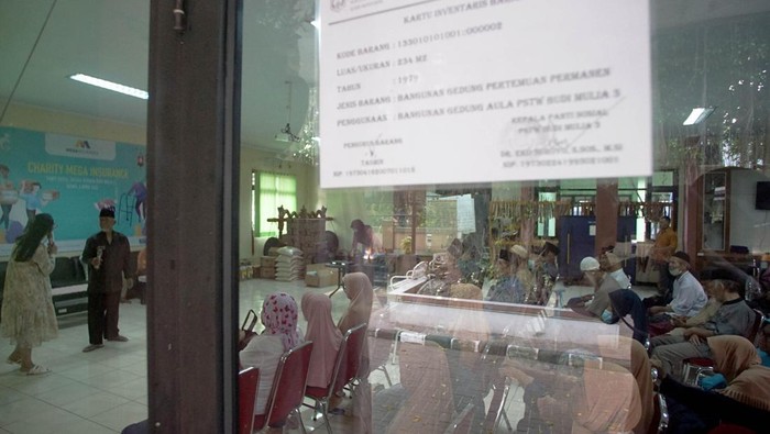 Mega Insurance terus berkomitmen melakukan donasi dan berbagi secara rutin dengan para penghuni panti sosial Tresna Werdha Budi Mulia 3.