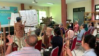 Mereka juga menyempatkan diri bersuka cita dengan bernyanyi dan bermain angklung bersama. 
