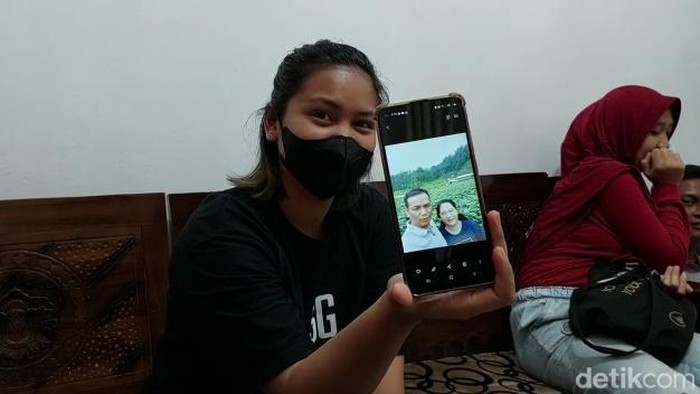 Rani putri sulung korban Suheri menunjukkan foto ayah dan ibunya semasa hidup