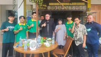 Razman Nasution juga tak sungkan menyapa para pekerja di tempat makan. Dirinya menyempatkan diri foro bersama usai menyantap makanan yang enak di sana. Foto: Instagram/razmannasution