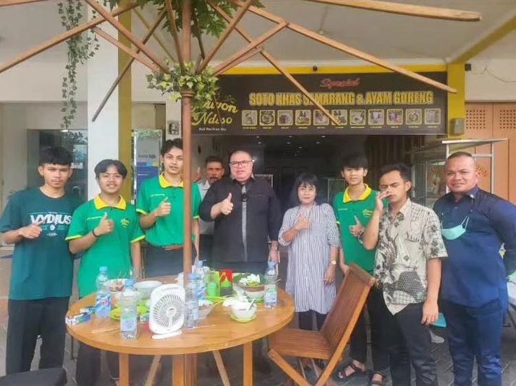 Jadi Tersangka, Ini Momen Razman Nasution Makan di Kaki Lima hingga Bareng Pejabat
