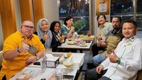 Pada suatu kesempatan, Razman Nasution diundang oleh rektoran Unversitas Ibnu Chaldun Jakarta. Ia disuguhkan olahan es yang manis segar untuk menutup sesi makan malam. Foto: Instagram/razmannasution