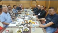 Undangan dari pejabat lokal di beberapa daerah tertentu juga diterima dengan baik oleh Razman. Banyak menu lezat memenuhi meja makan mereka pada malam yang hangat. Foto: Instagram/razmannasution
