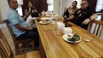 Jadi Tersangka, Ini Momen Razman Nasution Makan di Kaki Lima hingga Bareng Pejabat