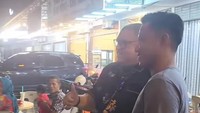 Sebagai salah satu pengacara yang juga terkenal, Razman Nasution memiliki banyak penggemar. Ketika menyambangi sebuah tempat makan kali lima, ada salah satu penggemar yang meminta foto bersama. Foto: Instagram/razmannasution