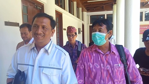 Rektor Unud Nyoman Gde Antara (kanan) didampingi kuasa hukumnya Gede Pasek Suardika seusai menjalani pemeriksaan untuk kali kedua di Kejati Bali, Kamis (6/4/2023).