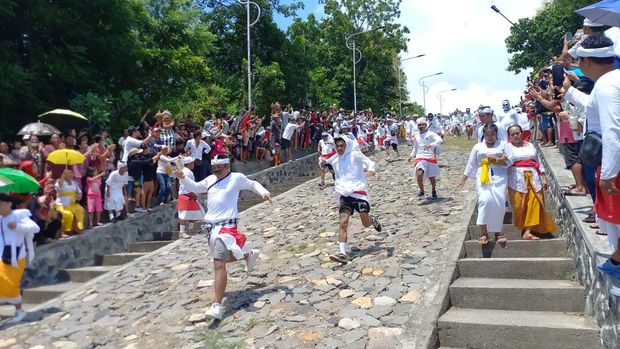 Ribuan krama ikuti tradisi Ngusabha Bukakak, di Desa Pakraman Sangsit Dangin Yeh, Desa Giri Emas, Kecamatan Sawan, Kabupaten Buleleng, Bali, Kamis (6/4/2023). (Made Wijaya Kusuma)