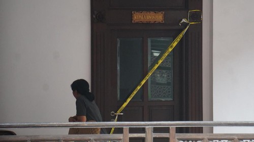 Ruangan kepala dinas PUPR dan sejumlah ruangan lainnya disegel, dipasangi garis kuning polisi. Beberapa juga dalam penggeledahan.