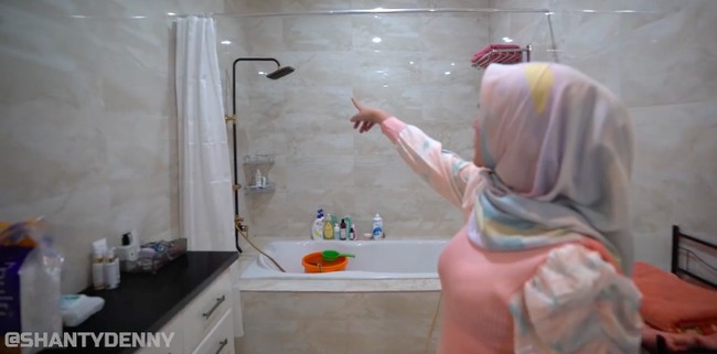 Kamar mandi di kamar tidur utama dilengkapi bath-tub. Tapi, ember dan gayung tetap jadi andalan.  (Foto: YouTube/Shanty Denny)
