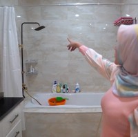 Kamar mandi di kamar tidur utama dilengkapi bath-tub. Tapi, ember dan gayung tetap jadi andalan.  (Foto: YouTube/Shanty Denny)