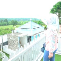 Adelia mengatakan rumah tersebut berdiri di atas lahan 6.000 meter persegi yang berada di tengah perkampungan. Meski lokasinya cukup jauh, mereka betah tinggal di sana karena pemandangan perbukitan dan hamparan hijau di sekitarnya.  (Foto: YouTube/Shanty Denny)