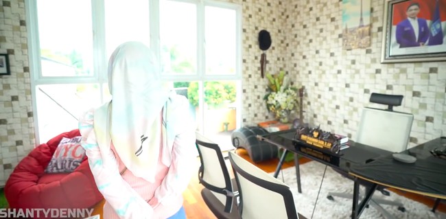 Ruang kerja Pasha Ungu berada di lantai dua sehingga bisa sambil menikmati panorama hijau di sekitaran rumah. Pasha sempat menjabat sebagai wakil wali kota Palu periode (2016-2021). (Foto: YouTube/Shanty Denny)
