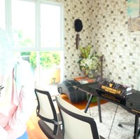 Ruang kerja Pasha Ungu berada di lantai dua sehingga bisa sambil menikmati panorama hijau di sekitaran rumah. Pasha sempat menjabat sebagai wakil wali kota Palu periode (2016-2021). (Foto: YouTube/Shanty Denny)