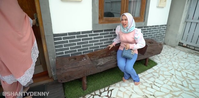 Adelia mengatakan, Pasha mencintai barang-barang etnik. Tak heran bila barang tersebut menghiasi setiap sudut rumah. (Foto: YouTube/Shanty Denny)