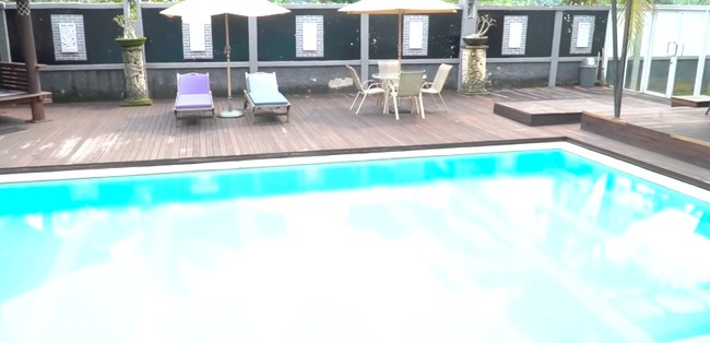 Area kolam renang, lengkap dengan sebuah tempat tongkrongan berkonsep bar, selalu menjadi andalan Pasha saat berkumpul dengan teman-temannya. (Foto: YouTube/Shanty Denny)
