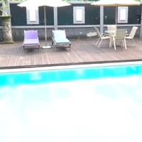 Area kolam renang, lengkap dengan sebuah tempat tongkrongan berkonsep bar, selalu menjadi andalan Pasha saat berkumpul dengan teman-temannya. (Foto: YouTube/Shanty Denny)