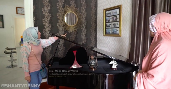 Grand piano menjadi barang wajib yang ada di salah satu sudut rumah Pasha. Sebelum terjun ke dunia politik, ia dikenal sebagai vokalis band Ungu. (Foto: YouTube/Shanty Denny)