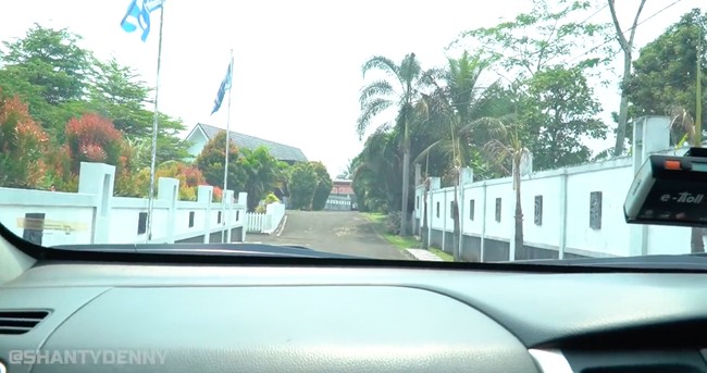 Suasana rumah Pasha Ungu dan isinya sempat menjadi konten YouTube Shanty Denny yang diunggah sekitar tiga tahun lalu. Berlokasi di kawasan terpencil di Bogor, rumah tersebut berdiri di lahan yang sangat luas sehingga harus melalui jalan yang cukup jauh untuk mencapai bangunan utama dari gerbang utama.  (Foto: YouTube/Shanty Denny)
