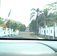 Suasana rumah Pasha Ungu dan isinya sempat menjadi konten YouTube Shanty Denny yang diunggah sekitar tiga tahun lalu. Berlokasi di kawasan terpencil di Bogor, rumah tersebut berdiri di lahan yang sangat luas sehingga harus melalui jalan yang cukup jauh untuk mencapai bangunan utama dari gerbang utama.  (Foto: YouTube/Shanty Denny)