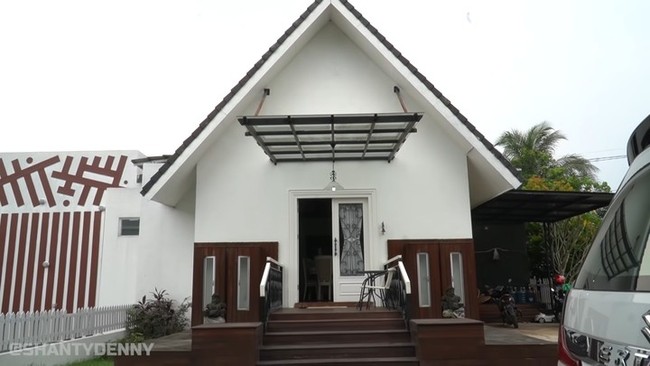 Rumah Pasha Ungu berkonsep desain semi minimalis. Menurut istrinya, Adelia Wilhelmina, pria bernama Sigit Purnomo Syamsuddin Said itu berperan aktif dalam mendesain rumah. (Foto: YouTube/Shanty Denny)