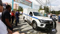 Pelaku kemudian mengendarai motor ke kantor polisi. Ia menyerahkan diri.