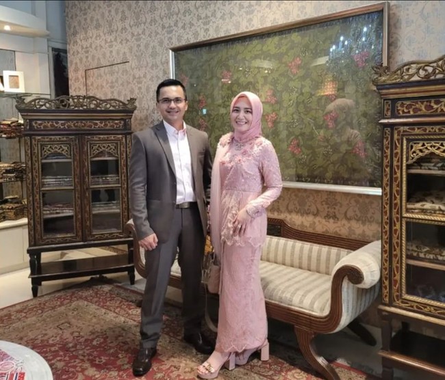 Kekasih baru Sahrul yang bernama Dine Mutiara diketahui merupakan rekan kerja Sahrul di Bandung. Melalui akun Instagram, keduanya kerap membagikan momen-momen mesra kebersamaan mereka. Foto: Instagram/@sahrulgunawanofficial