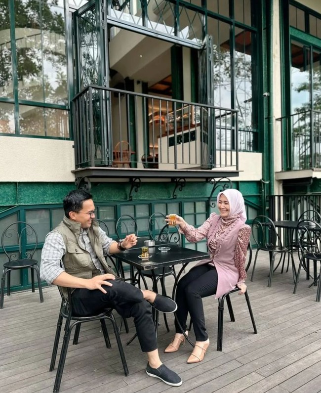 Berawal dari teman kerja, siapa sangka jika lama-kelamaan keduanya jadi saling jatuh cinta dan memutuskan untuk menjalin kasih. Tak sedikit netizen yang mendukung dan mendoakan hubungan keduanya. Foto: Instagram/@sahrulgunawanofficial