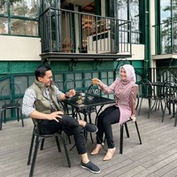 Berawal dari teman kerja, siapa sangka jika lama-kelamaan keduanya jadi saling jatuh cinta dan memutuskan untuk menjalin kasih. Tak sedikit netizen yang mendukung dan mendoakan hubungan keduanya. Foto: Instagram/@sahrulgunawanofficial
