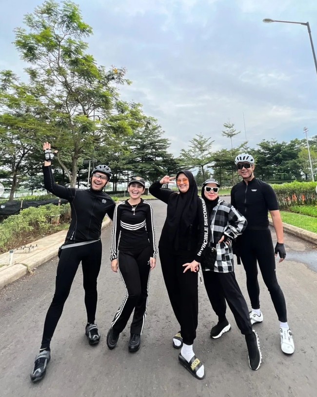 Sahrul dan Dine juga aktif berolahraga bersama. Begini potret Sahrul dan Dine bersama para rekan sepedahannya. Foto: Instagram/@sahrulgunawanofficial