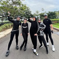 Sahrul dan Dine juga aktif berolahraga bersama. Begini potret Sahrul dan Dine bersama para rekan sepedahannya. Foto: Instagram/@sahrulgunawanofficial