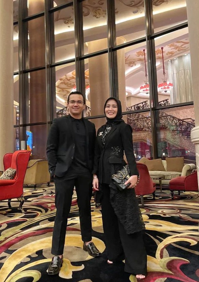 Kompak menghadiri acara bersama, Sahrul dan Dine terlihat sama-sama mengenakan busana berwarna hitam. Bagaimana menurutmu penampilan keduanya? Foto: Instagram/@sahrulgunawanofficial