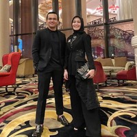 Kompak menghadiri acara bersama, Sahrul dan Dine terlihat sama-sama mengenakan busana berwarna hitam. Bagaimana menurutmu penampilan keduanya? Foto: Instagram/@sahrulgunawanofficial