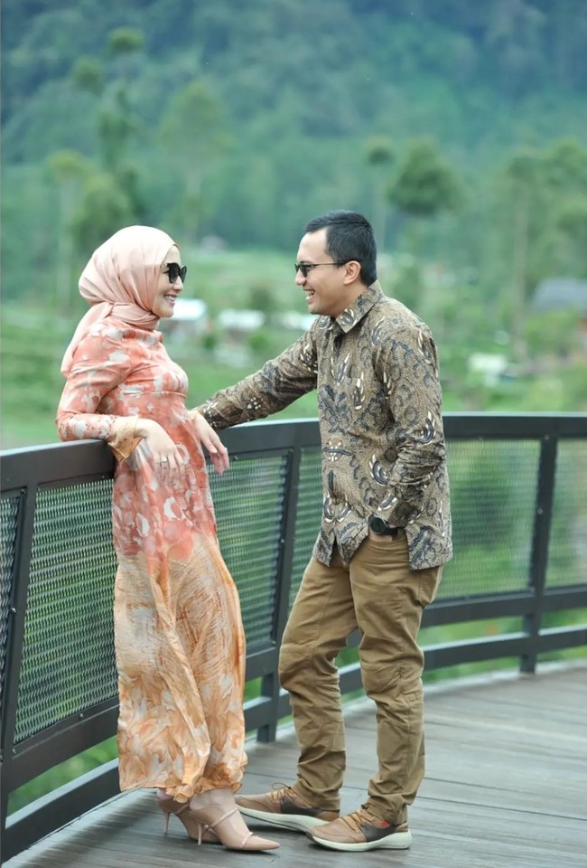 Potret mesra Sahrul Gunawan dan Dine. Saling berhadap-hadapan, keduanya tampak bahagia dengan memamerkan senyum di wajahnya. Foto: Instagram/@sahrulgunawanofficial