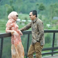 Potret mesra Sahrul Gunawan dan Dine. Saling berhadap-hadapan, keduanya tampak bahagia dengan memamerkan senyum di wajahnya. Foto: Instagram/@sahrulgunawanofficial