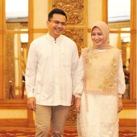 Setelah sempat gagal menjalin rumah tangga dengan mantan istrinya, Indriani Hadi, Sahrul Gunawan kini rupanya sudah kembali memiliki seorang kekasih. Belum lama ini Sahrul terlihat sudah mempublikasikan hubungan barunya melalui foto-foto kebersamaan dirinya dengan sang kekasih melalui Instagram. Foto: Instagram/@sahrulgunawanofficial