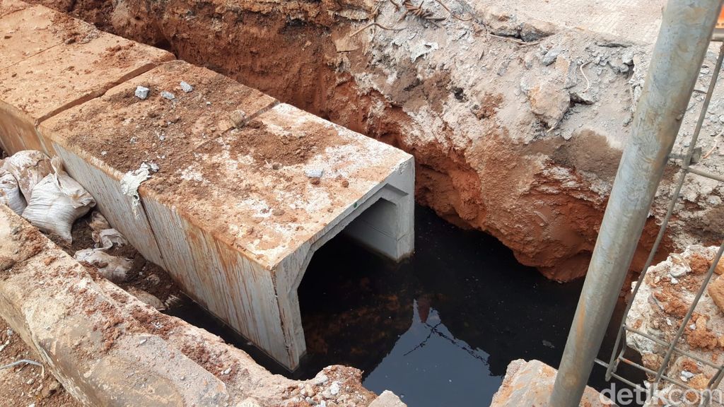 Saluran air yang diperbaiki di median jalan kawasan Mal Pondok Indah, Jl Metro Pondok Indah, Jaksel, 6 APril 2023. (Magdalena Handrica NG/detikcom)