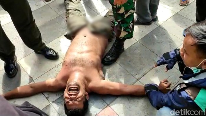 Sebuah mobil Mitsubishi Pajero menabrak 2 mobil lain di Jalan Margonda, Kota Depok. Sopir Pajero itu sempat meracau dan telanjang dada seusai menabrak. (Rizky AM/detikcom)