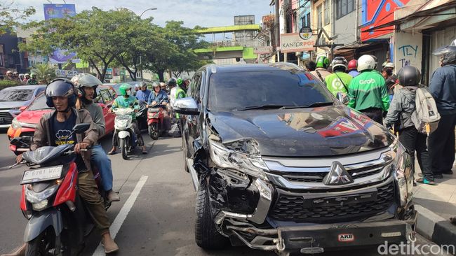 Sebuah mobil Mitsubishi Pajero menabrak 2 mobil lain di Jalan Margonda, Kota Depok. Sopir Pajero itu sempat meracau dan telanjang dada seusai menabrak. (Rizky AM/detikcom)