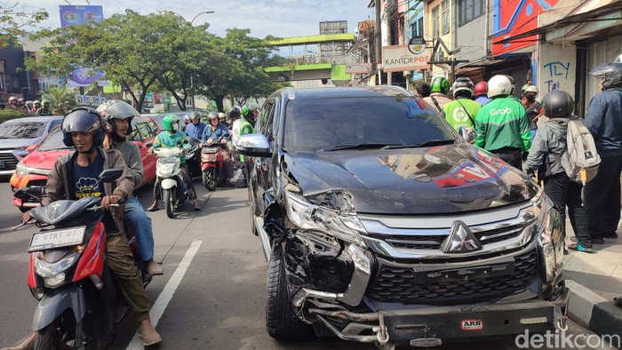 Sebuah mobil Mitsubishi Pajero menabrak 2 mobil lain di Jalan Margonda, Kota Depok. Sopir Pajero itu sempat meracau dan telanjang dada seusai menabrak. (Rizky AM/detikcom)