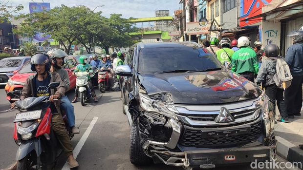 Sebuah mobil Mitsubishi Pajero menabrak 2 mobil lain di Jalan Margonda, Kota Depok. Sopir Pajero itu sempat meracau dan telanjang dada seusai menabrak. (Rizky AM/detikcom)
