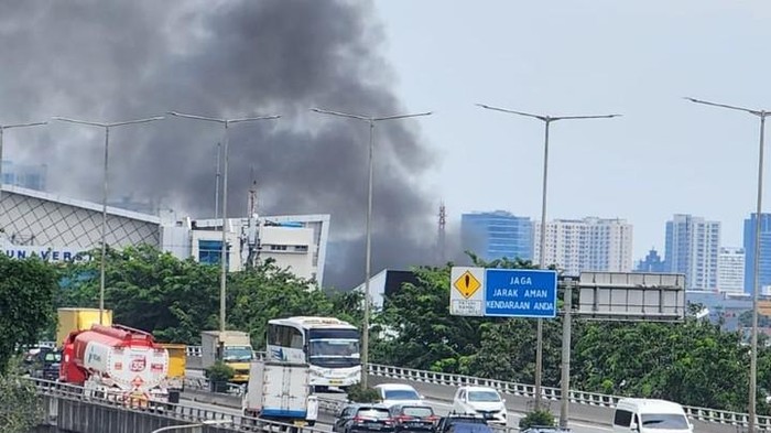 Sebuah rumah di Utan Kayu Utara, Matraman, Jakarta Timur (Jaktim), terbakar. Asap tebal berwarna hitam sempat membubung ke udara. (dok Damkar DKI)