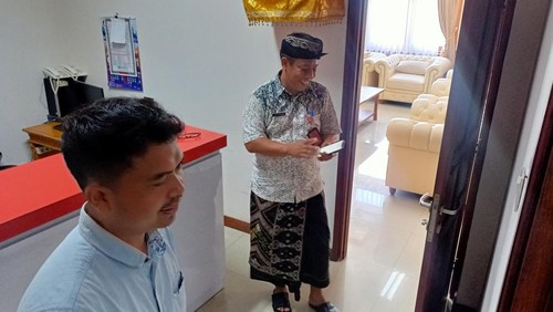 Segel ruang kepala Diskominfo Badung akhirnya dibuka setelah polisi selesai geledah dan menyita sejumlah dokumen, Kamis (6/4/2023). (Agus Eka)