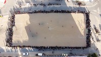Begini foto udara pertandingan sepakbola jalan di Rafah, Palestina.