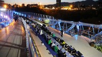 Warga pun dapat berbuka puasa sambil menikmati suasana kota.
