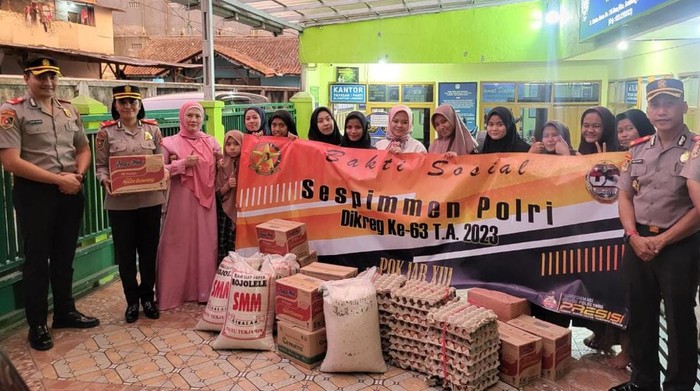 Siswa Sespimmen Polri saat berbagi dengan warga Lembang