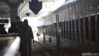 KAI Daop 2 Bandung juga menyediakan tiga rangkaian kereta api tambahan dengan jumlah tiket 34 ribu. (Foto: Bima Bagaskara/detikJabar).