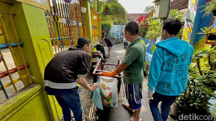 Suasana pagi di Kampung Cibunut Bandung. Suasana pagi di Kampung Cibunut Bandung.