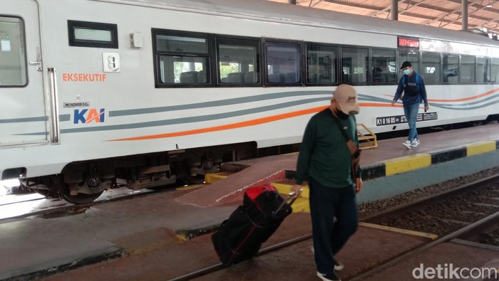 Suasana penumpang di Stasiun Jatibarang Indramayu