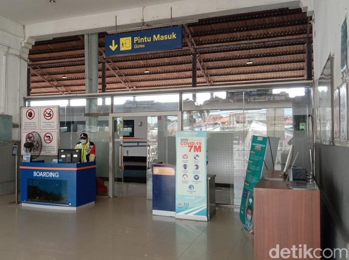 Suasana penumpang KAI di Stasiun Jatibarang Indramayu